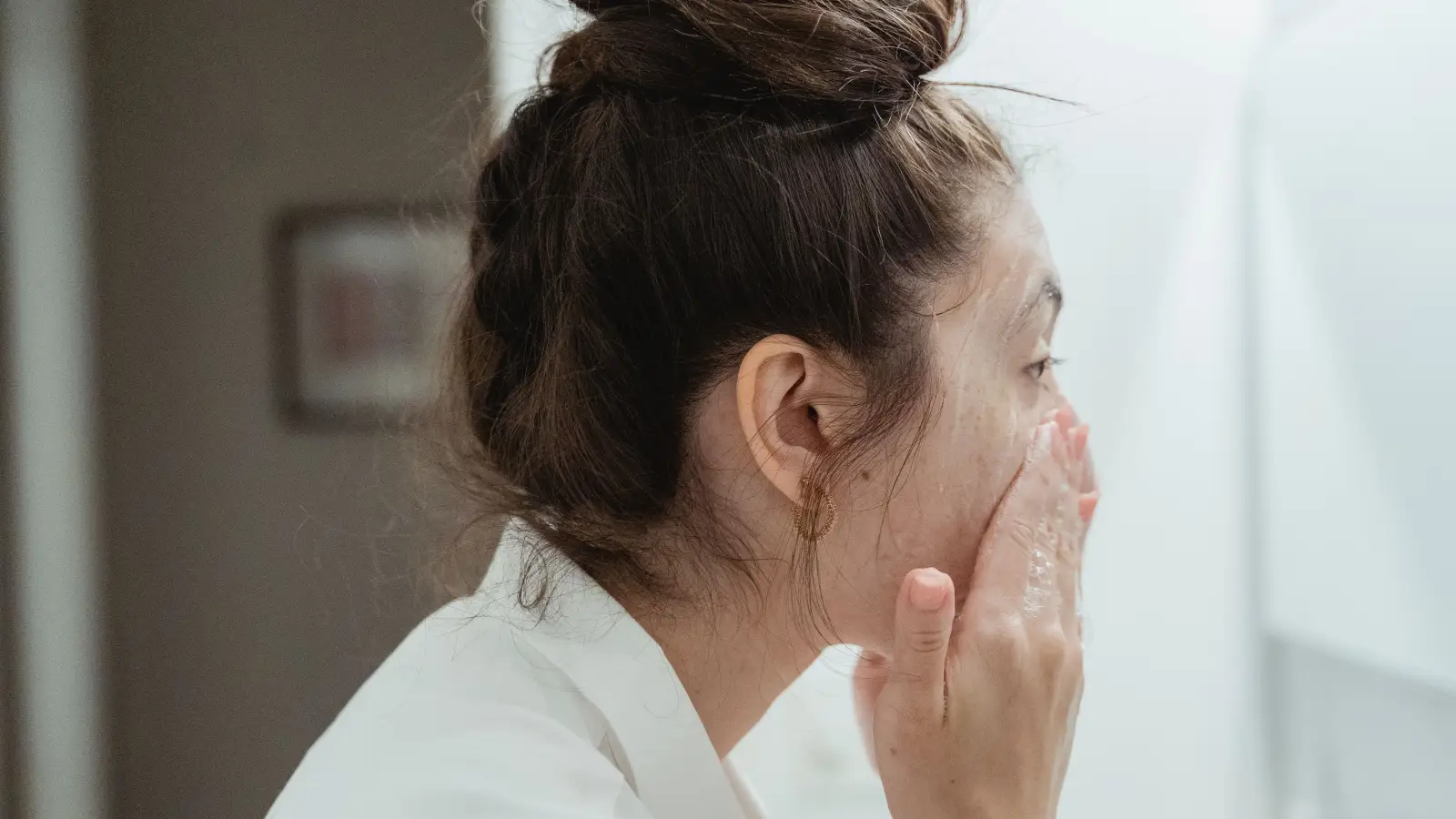How to Wash Your Face With Raw Honey Without a Sticky Mess